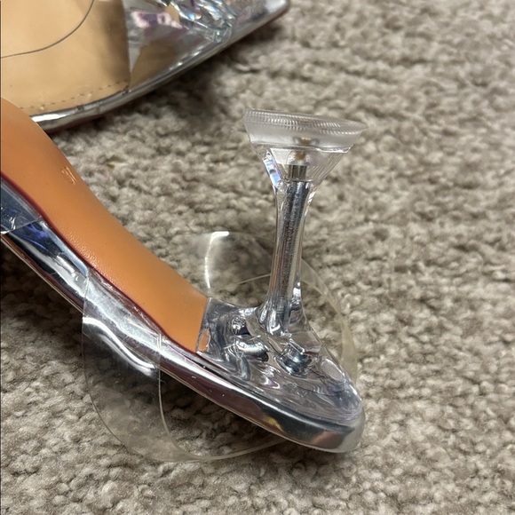 Clear pointed-toe heels with Transparent Crystal flower Embellishment - Picture 4 of 6